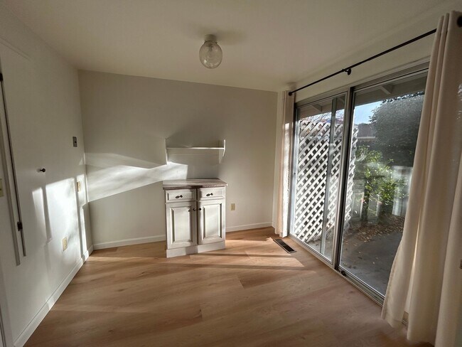 Building Photo - 22 Meadowgreen Cir