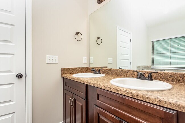 Building Photo - 1161 Pebble Ridge Dr