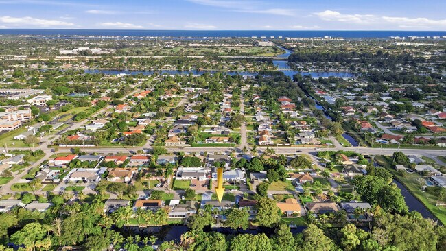 Building Photo - 1905 Meadow Ct