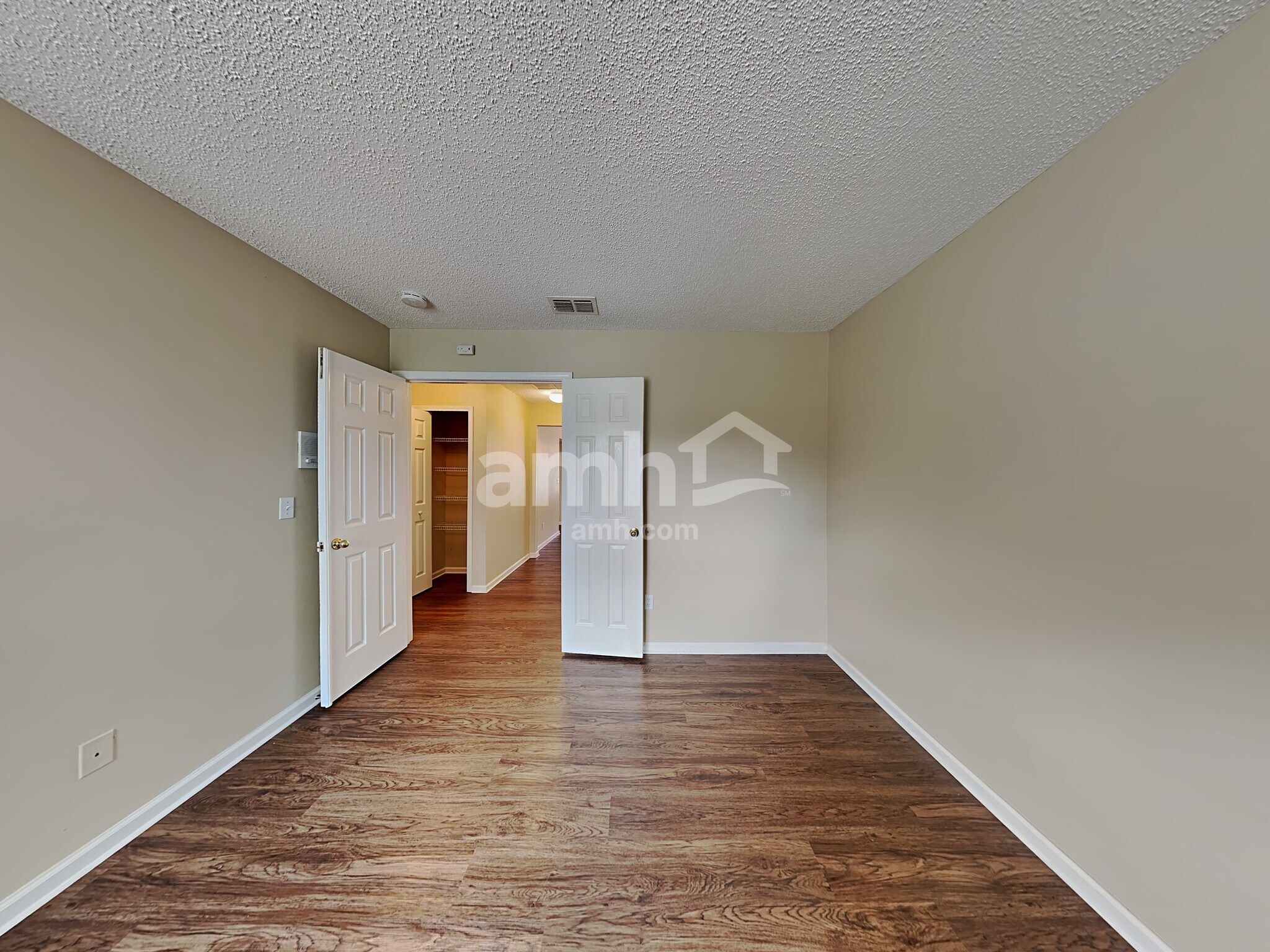 Building Photo - 3353 Chapel Ct