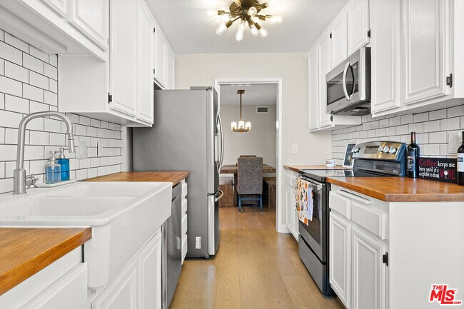 Building Photo - 4275 Vía Arbolada