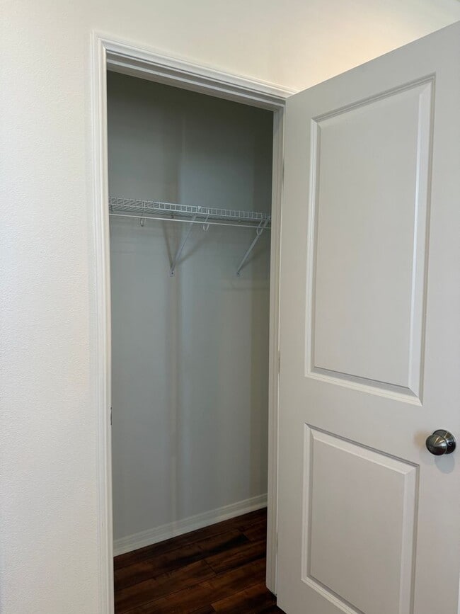 Building Photo - 2 Bedroom, 2.5 Bath Tri-level townhouse in Signal Hill