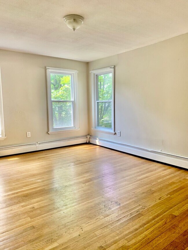 Building Photo - 329 Salt Springs Rd