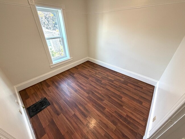 Building Photo - 4 Bed 1.5 Bath Victorian Style Single Fami...