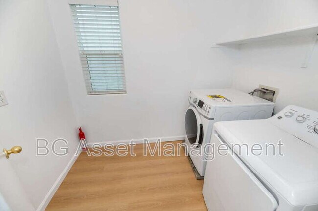 Building Photo - 128 Kingfisher St