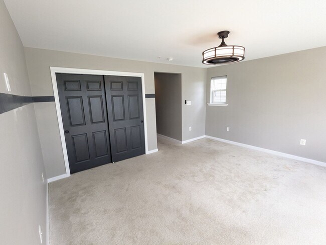Building Photo - Two Level END UNIT condo in East of Market...