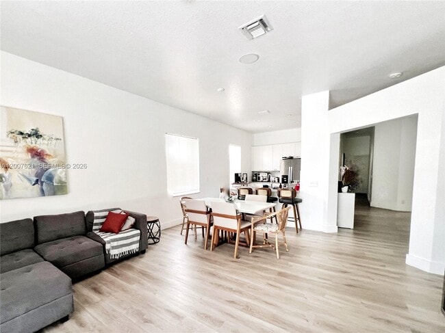 Building Photo - 1901 Cedar Ct