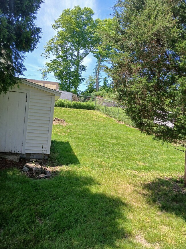 Building Photo - 293 Foxon Rd