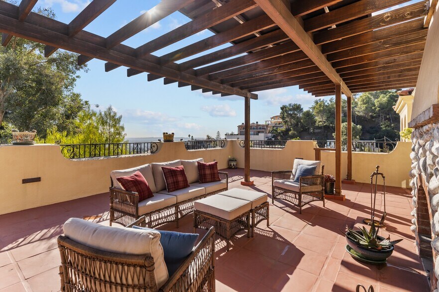 Building Photo - 2856 Glendower Ave