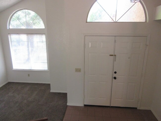 Building Photo - 4 Bed, 2.5 Bath Home with 3-Car Garage in Clovis Unified School District