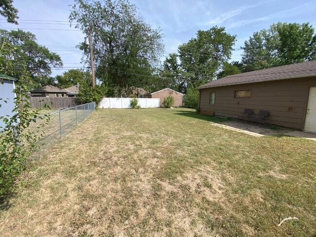 Building Photo - 3006 S Summit Ave