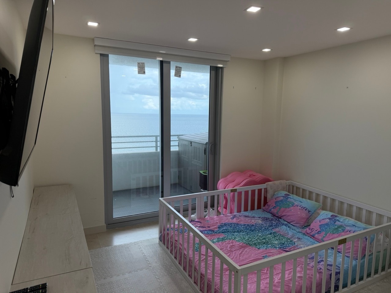 Primary Bedroom - Queen Bed with Ocean View - 5555 Collins Ave