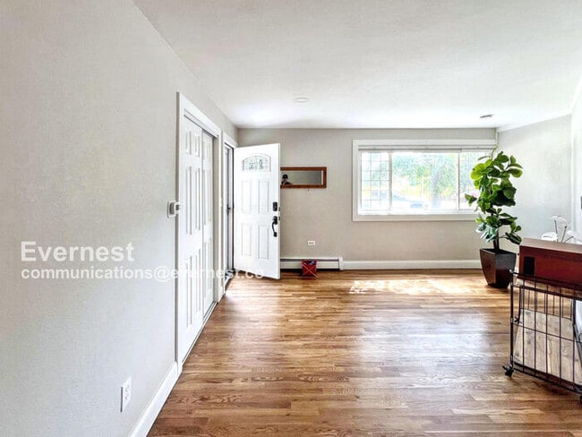 Building Photo - Gorgeous 5-Bedroom Duplex with Fenced Yard...