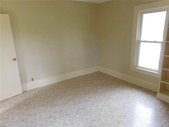 Building Photo - 16 S Hubbard Rd