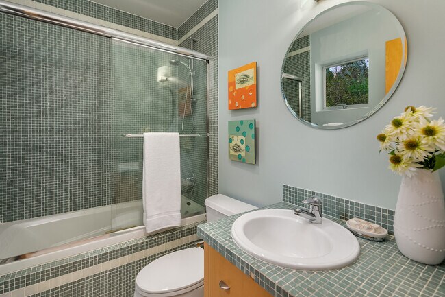 Building Photo - 10514 Riviera Pl NE