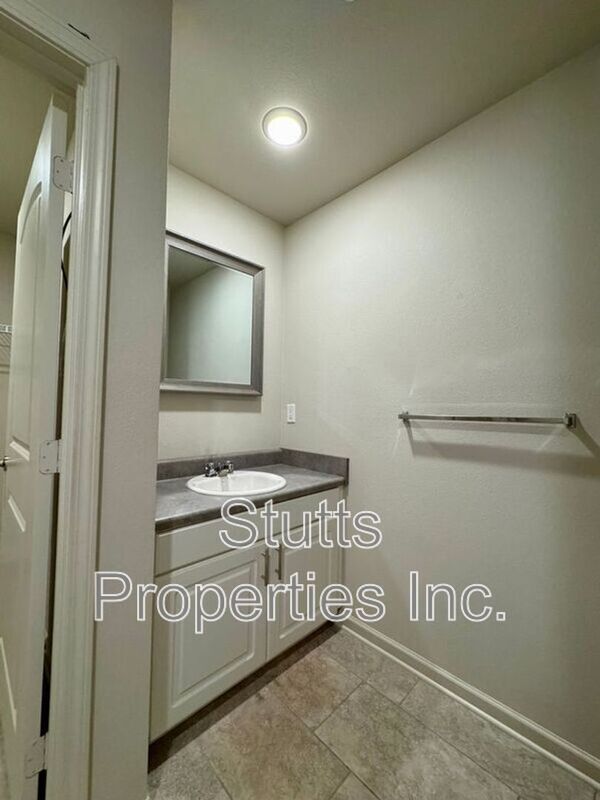 Building Photo - 200 Gin Ct