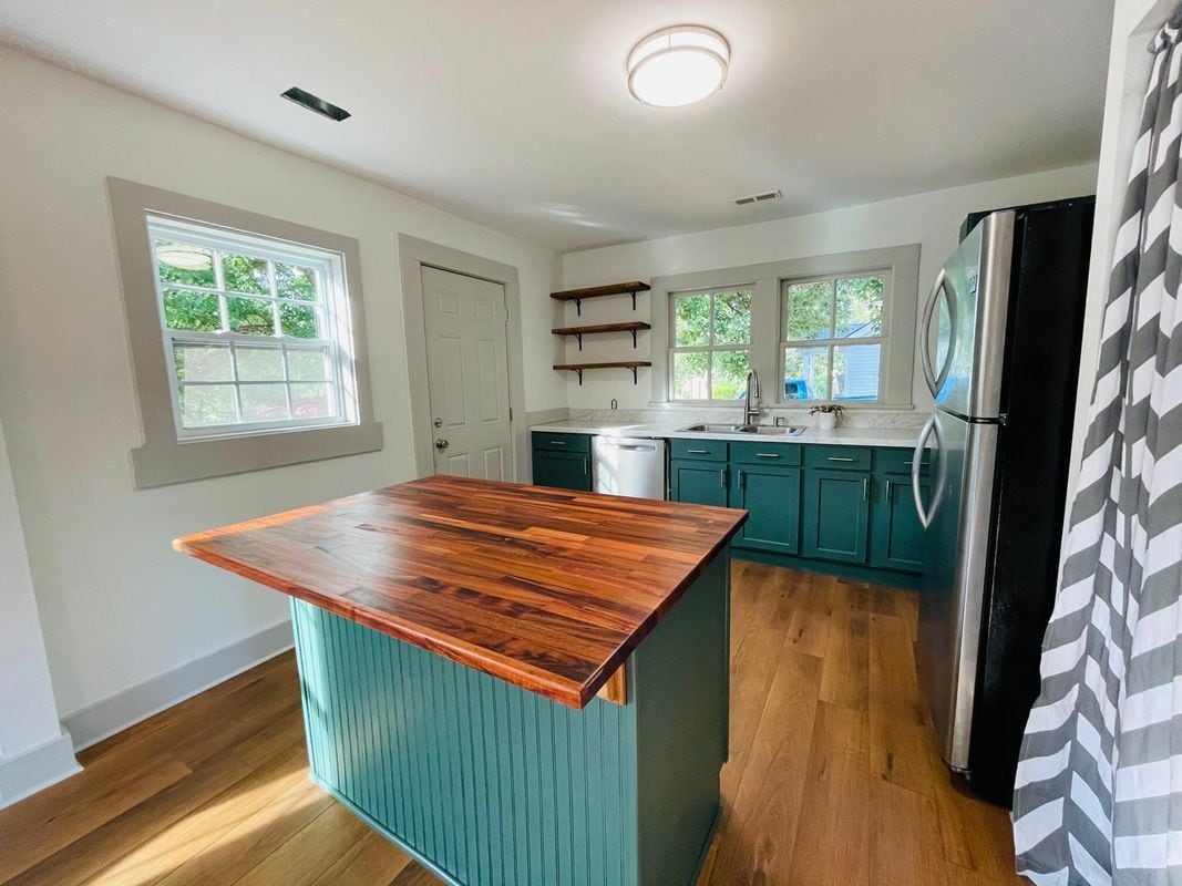 Building Photo - 194 E Pine St