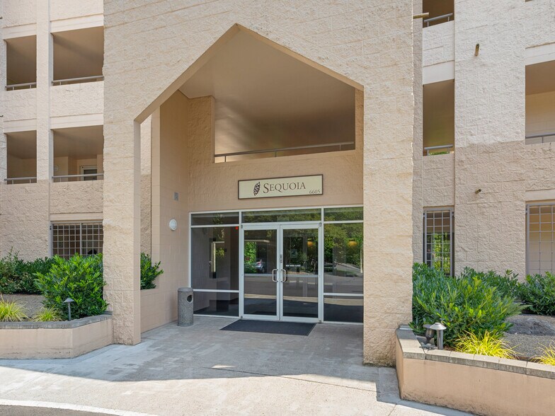 Building Photo - 6605 W Burnside Rd