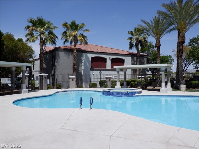 Building Photo - 950 Seven Hills Dr