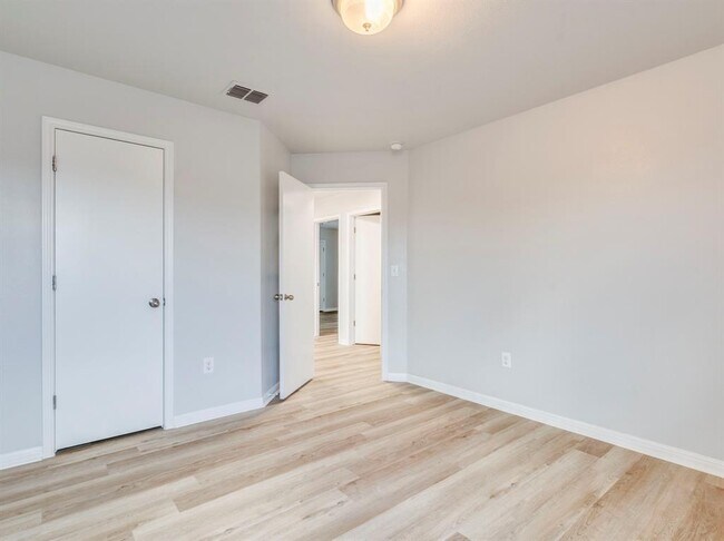 Building Photo - 424 Wapiti Rd