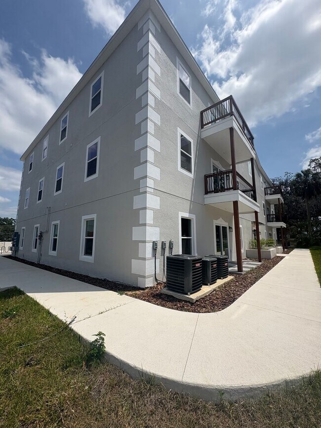 Building Photo - Luxury 2 Bed 2 Bath, Downtown Eustis Full ...