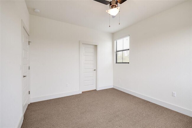Building Photo - 18400 Lakepoint Cove
