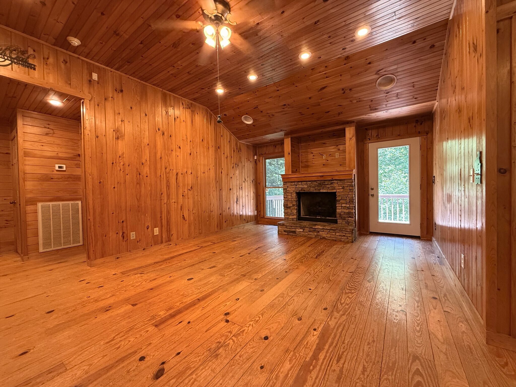 Building Photo - 303 Pine Ln