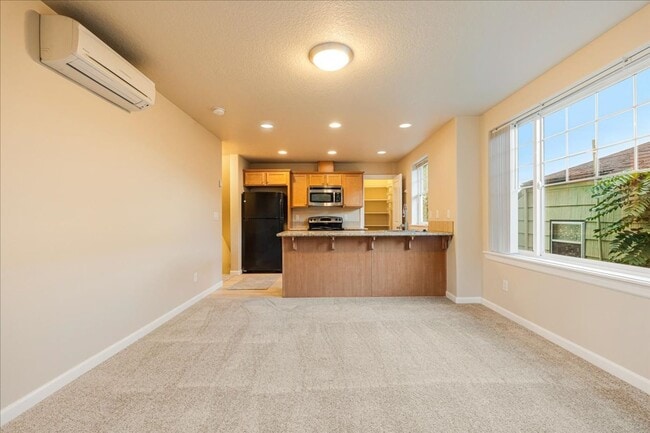 Building Photo - Modern Townhome Near the Willamette River