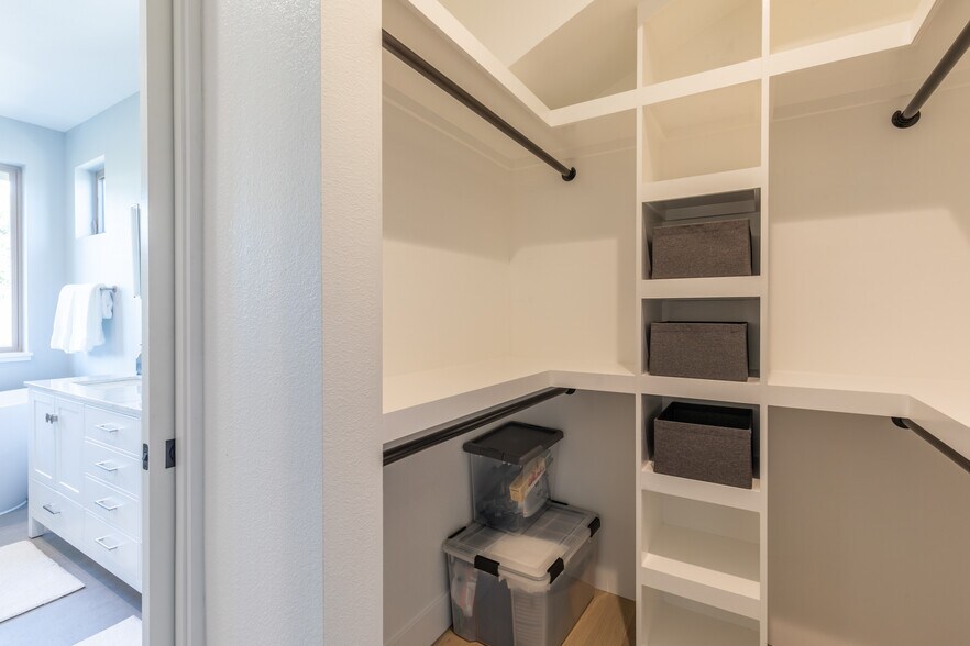 Primary Closet - 2029 Stagecoach Rd