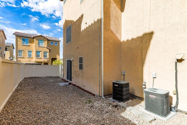 Building Photo - Beautiful 3 Bed Home With 3 Full Baths And...