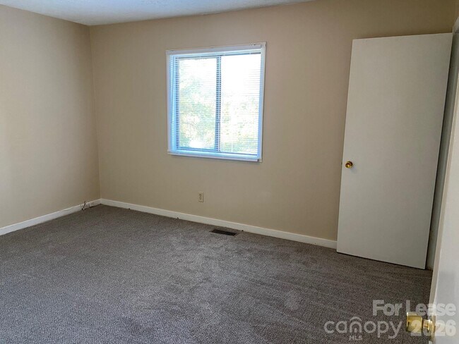 Building Photo - 1260 Fieldstone Rd