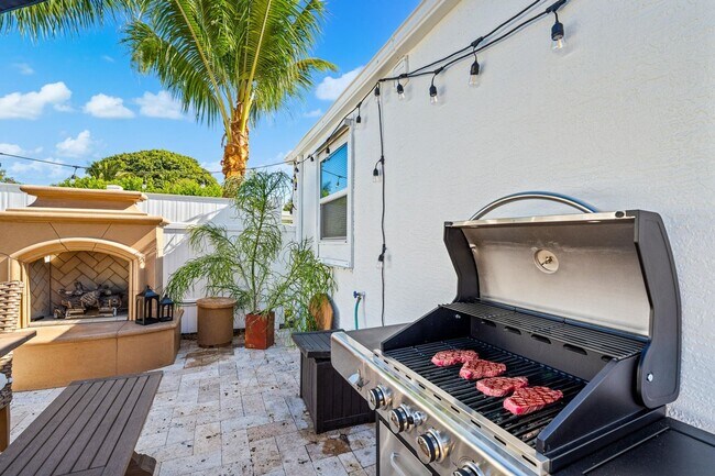 Building Photo - 214 Seacrest Ln