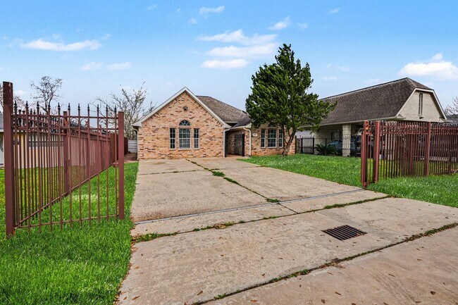 Building Photo - 507 Ave F