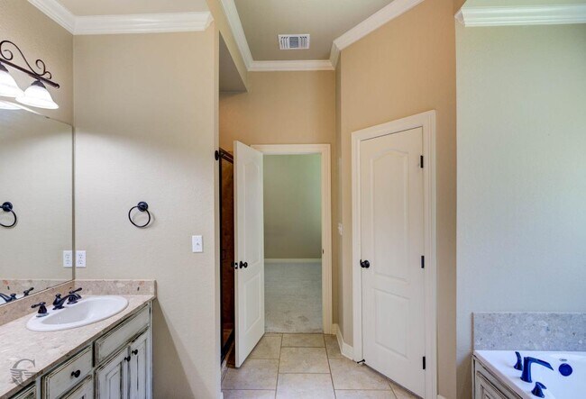 Building Photo - 830 Entrada