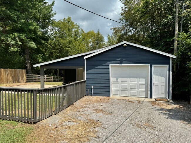 Building Photo - Nature Lovers - 3 Bed, 1 Bath Home w/ 1 Car Garage Close to Downtown Franklin