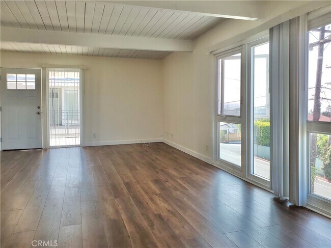 Building Photo - 25081 La Cresta Dr
