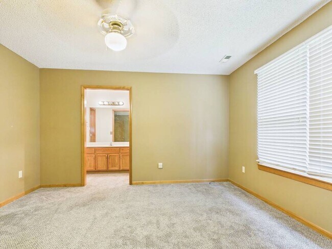 Building Photo - 1213 Fox Run Dr