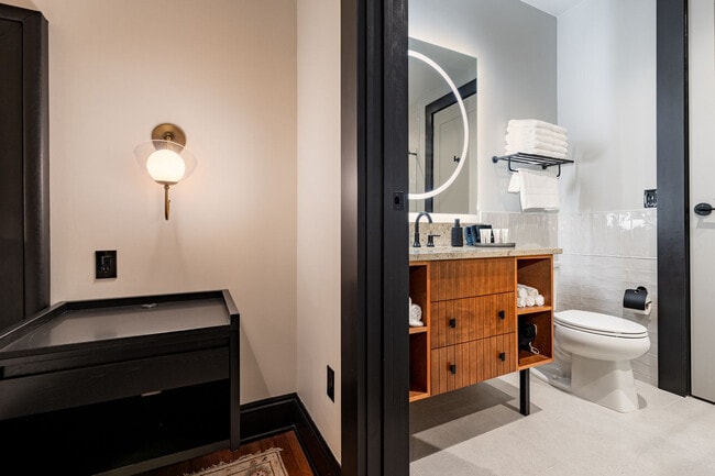 Building Photo - 1011 Canal St