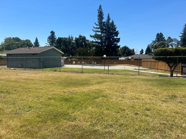 Building Photo - Newly Remodeled 2 Bedroom, 2 Bath Condo