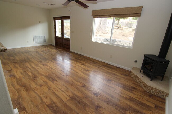 Building Photo - R7405S