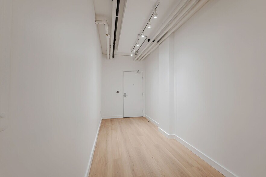 Building Photo - 645 W 9th St