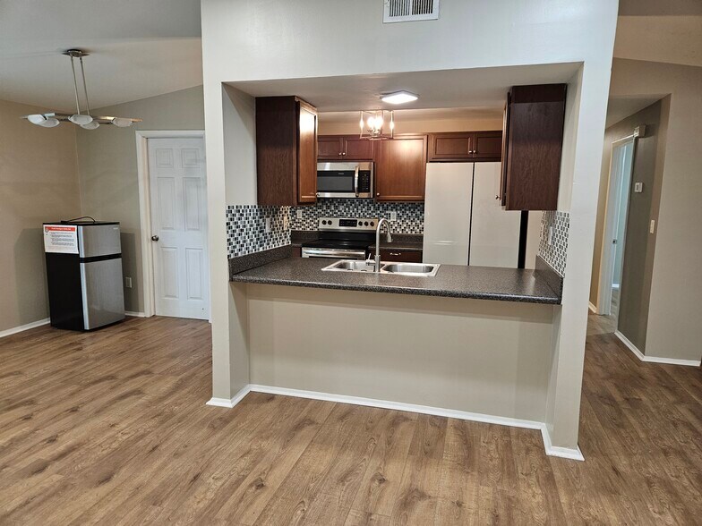 Building Photo - 182 Forestview Cir