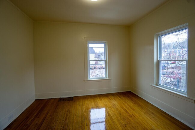 Building Photo - AVAILABLE 6/1/26 - House for Rent Near Sho...