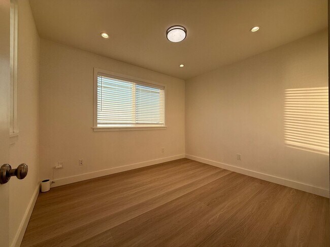 Building Photo - 94 Clearview Dr