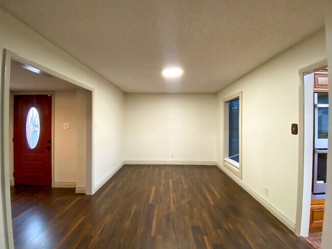 Building Photo - Beautiful Home Located in Thousand Oaks Mo...