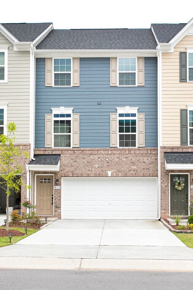 Building Photo - Beautiful 3 bedroom, 2.5 bath townhome nea...