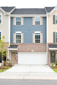 Building Photo - Beautiful 3 bedroom, 2.5 bath townhome in RTP Available August 15!