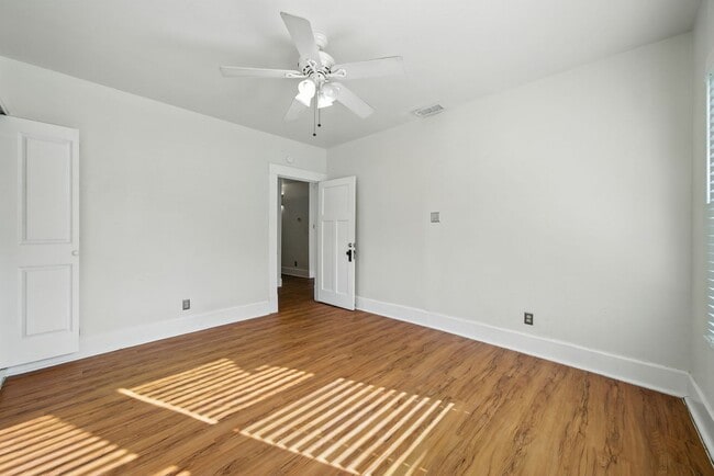 Building Photo - UT PRE-LEASE: 5 bed / 3 bath Remodeled Wes...