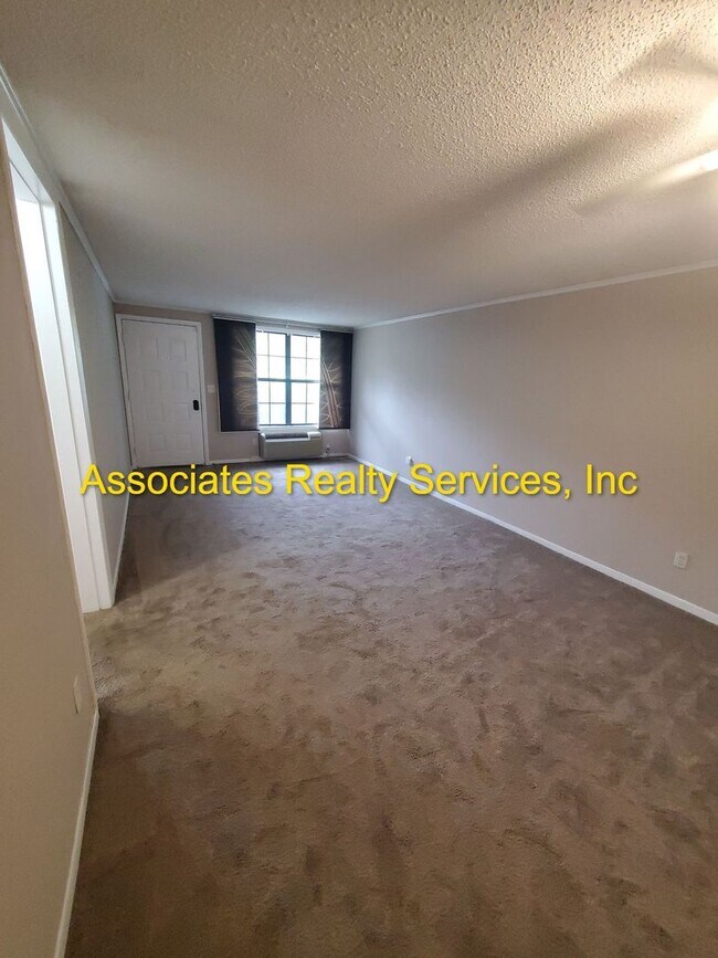 Building Photo - Attention Students! 1 bedroom- Near Shands & UF!  Look!