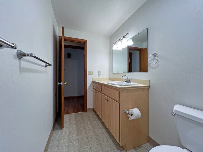 Building Photo - Rental ranch rambler - 3 bed, 2.5 bath, 2 ...